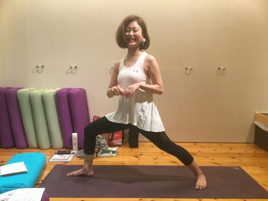 ヨガ講師トレーニング中のポーズ